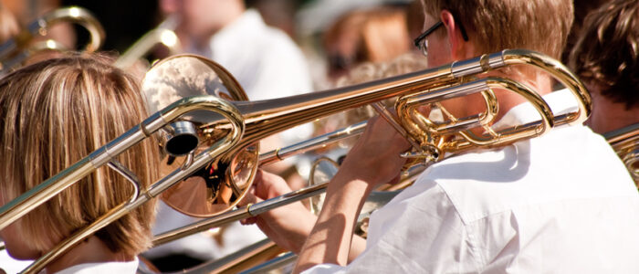Orchester mit Blasinstrumenten